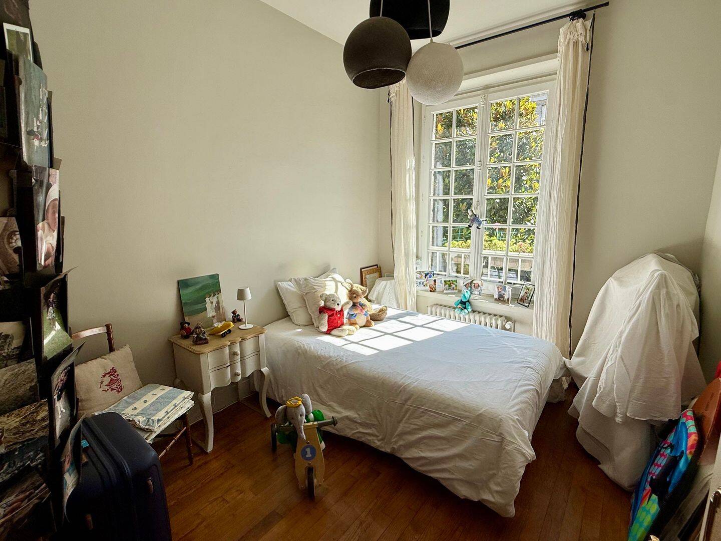 Appartement traversant avec vue sur une place arborée, photo 2