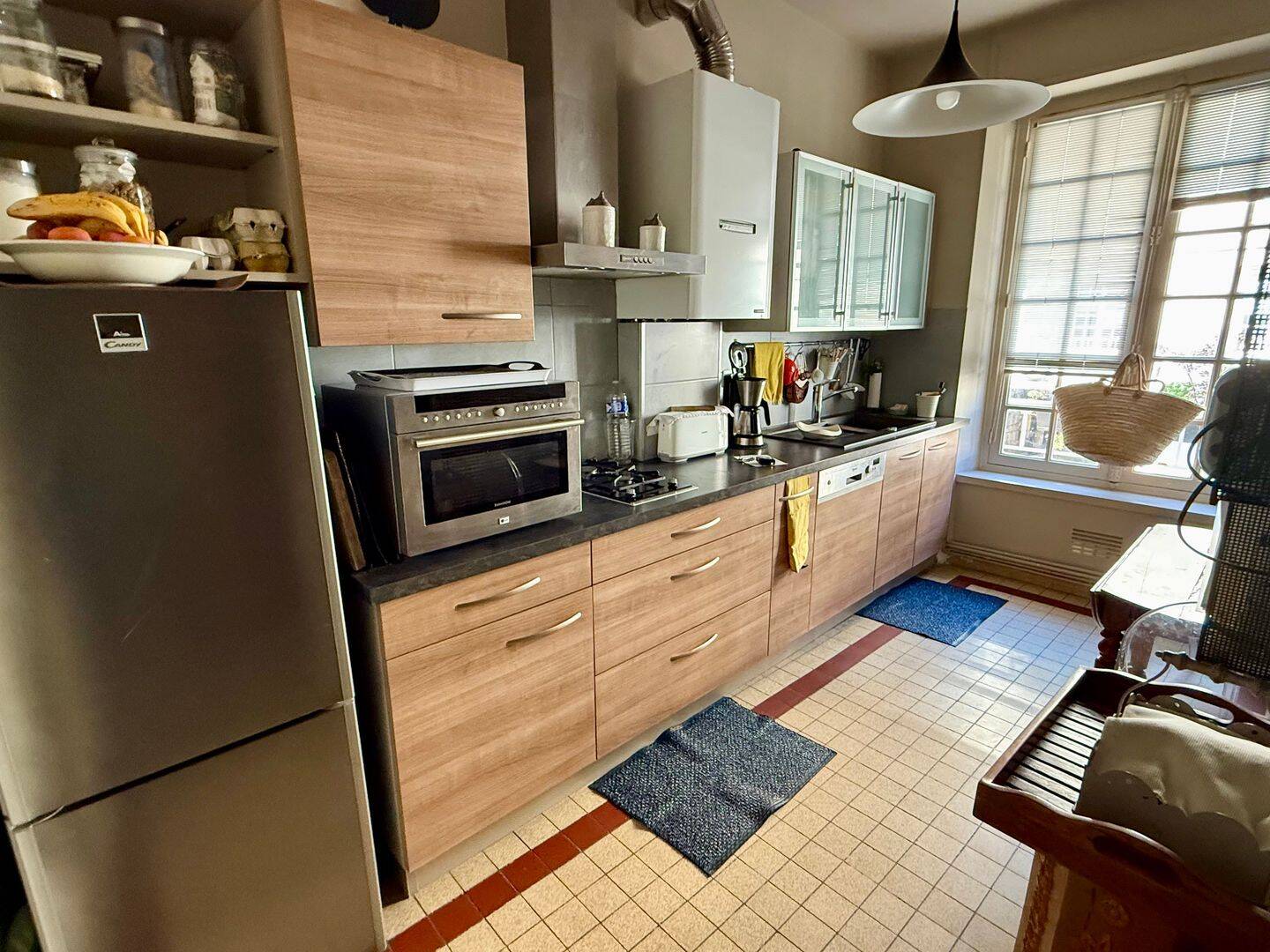 Appartement traversant avec vue sur une place arborée, photo 3