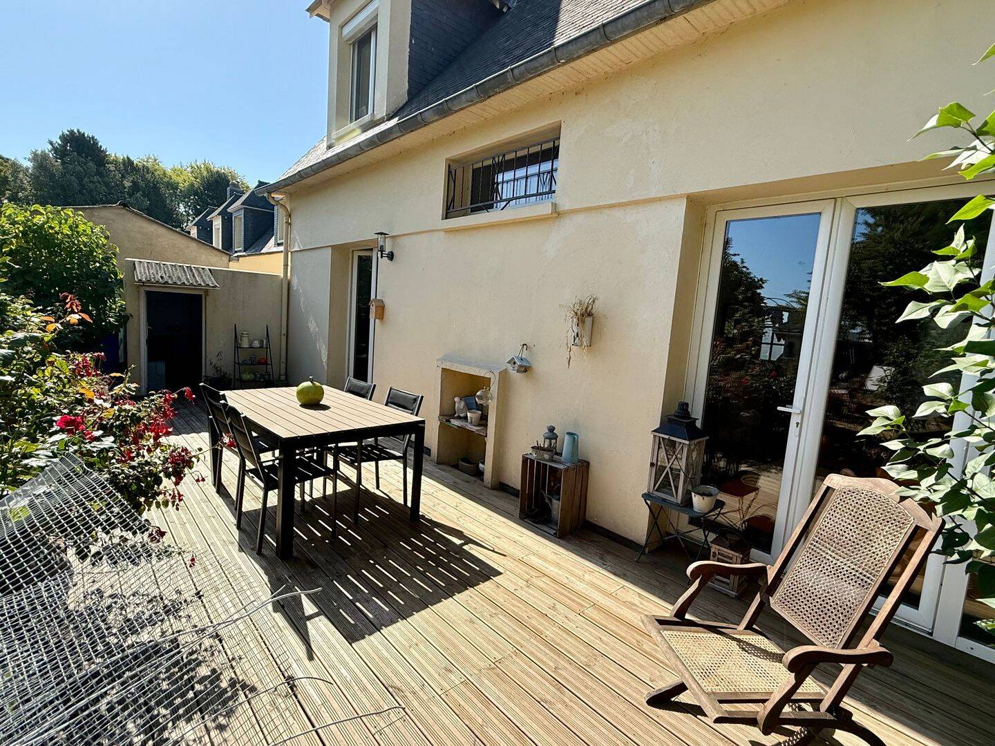 Maison rénovée avec jardin clos et garages, photo 3